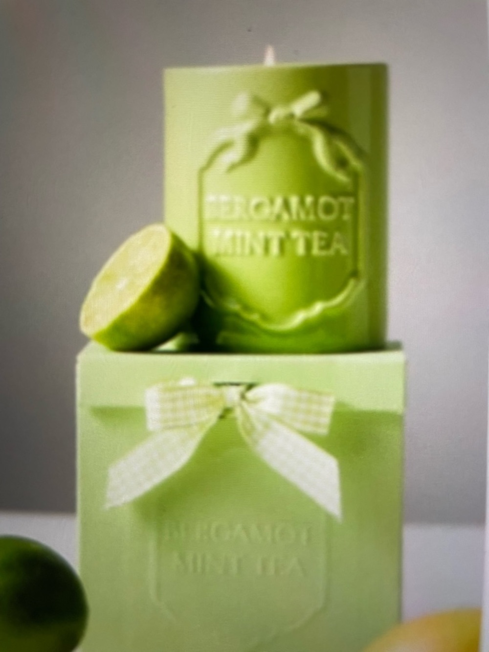 ❤️ ANTHROPOLOGIE GINGHAM BOW FRESH BERGAMOT & GREEN TEA CERAMIC BOXED CANDLE NEW